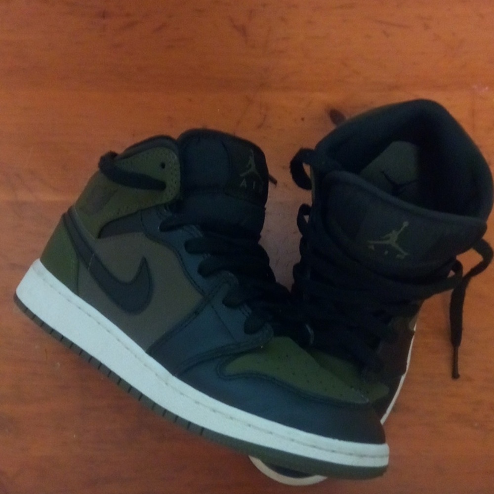 Boys Nike Air Jordan 1 mid Olive/Black - Picture 2 of 5